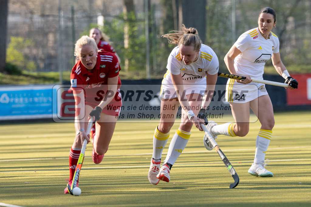 SFE_20260322_0115 | Köln, Deutschland, 22.03.26: Feldhockey 1. Bundesliga Damen zwischen Rot-Weiss Köln - Harvestehuder HTC im REWE Sportpark am 22.03.2026 in Köln, Deutschland. (Foto von Stephan Fehrmann)Köln, Germany, 22.03.26: Feldhockey 1. Bundesliga Damen between Rot-Weiss Köln - Harvestehuder HTC in REWE Sportpark at 22.03.2026 in Köln, Deutschland. (Foto from Stephan Fehrmann)