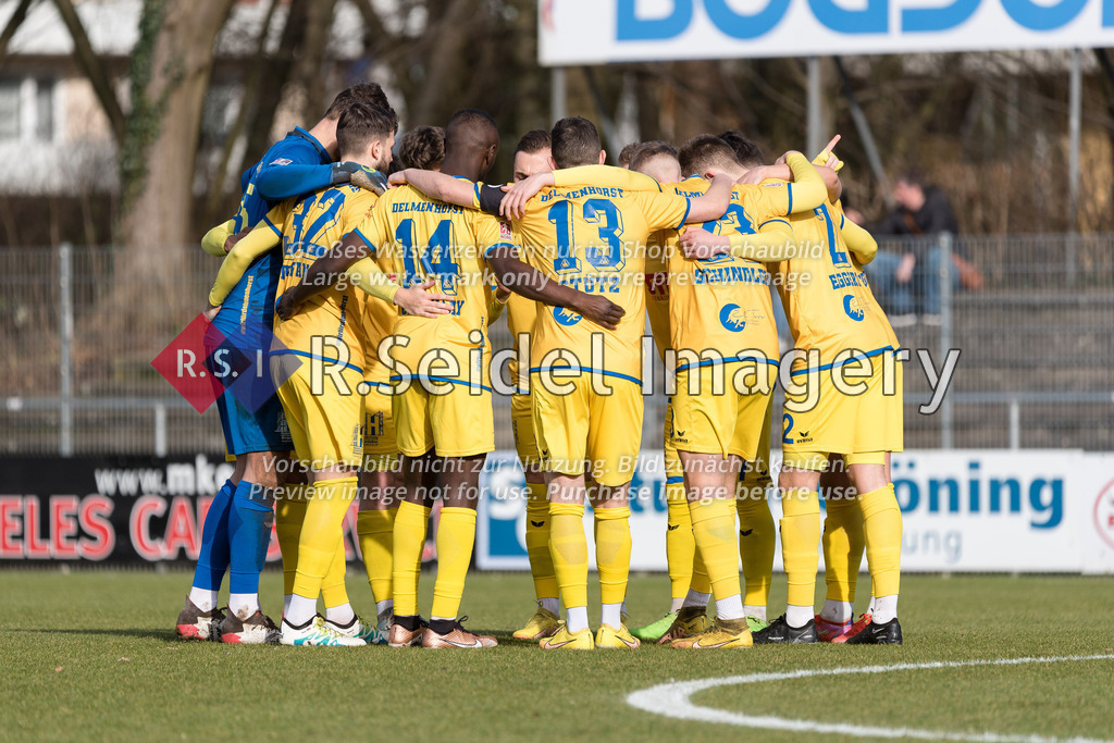Fußball, Saison 2022/23, Regionalliga Nord, FC St. Pauli II - SV Atlas Delmenhorst, Edmund-Plambeck-Stadion (Norderstedt), 19.02.2023, 25. Spieltag | Delmenhorster Spieler stehen vor dem Anstoß im Kreis.