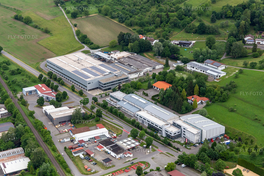 Luftbild: Maschinenfabrik Bermatingen GmbH & Co. KG in Bermatingen im Bundesland Baden-Württemberg in Deutschland. – Foto: IMG_132006.jpg vom 26.05.2022 durch Werner Riehm/FLY-FOTO.de – Auflösung des Originals: 5100 x 3400 px – humus Mulchgeräte - humus Mulchgeräte - unsere Technik dient der Umwelt