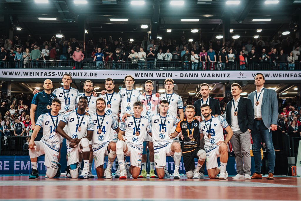 Volleyball | Herren | Saison 2024/2025 | 1. Volleyball Bundesliga Männer | Halbfinale | SVG Lüneburg vs. VfB Friedrichshafen | 19.04.2025 | Friedrichshafen bekommt die Bronzemedaille überreicht Teamfoto