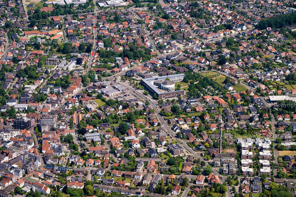Vechta_Landkreis_Kreishaus_ELS_0805050623 | VECHTA 05.06.2023 Verwaltungsgebäude der staatlichen Behörde " Landkreis Vechta " mit dem Kreistagsgebäude an der Ravensberger Straße in Vechta im Bundesland Niedersachsen, Deutschland. // Administrative building of the State Authority " Landkreis Vechta " on street Ravensberger Strasse in Vechta in the state Lower Saxony, Germany. Foto: Martin Elsen