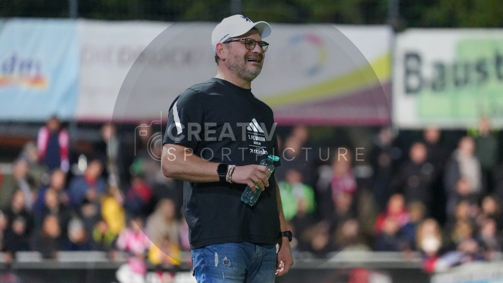 Fußball, Herren, Saison 2025/2026, Testspiel, Freundschaftsspiel, FSV 63 Luckenwalde vs. 1.FC Union Berlin, Mittwoch 08.10.2025, Werner-Seelenbinder-Stadion Luckenwalde, | Fußball, Herren, Saison 2025/2026, Testspiel, Freundschaftsspiel, FSV 63 Luckenwalde vs. 1.FC Union Berlin, Mittwoch 08.10.2025, Werner-Seelenbinder-Stadion Luckenwalde, Im Bild: Steffen Baumgart (Trainer 1.FC Union Berlin) - Realisiert mit Pictrs.com