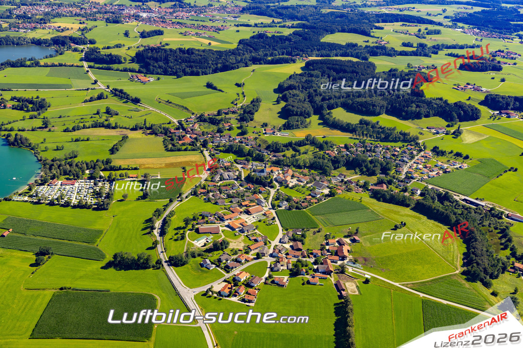 Aktuelles Luftbild von  Taching am See - Die Luftaufnahme wurde 2022 mittels UL-Flugzeug erstellt ( keine Drohne ) - hochauflösende Kamera-Systeme von  Canon -Beste Qualität - Für grossformatige Ausdrucke geeignet. Die Geschenkidee !