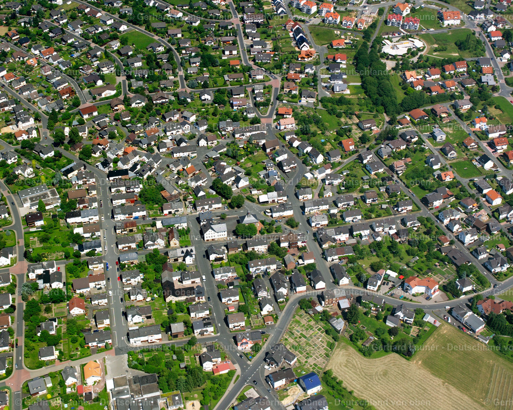 2610562 | MANDERBACH 09.06.2006 Wohngebiet einer Einfamilienhaus- Siedlung  in Manderbach im Bundesland Hessen, Deutschland // Single-family residential area of settlement  in Manderbach in the state Hesse, Germany Foto: Gerhard Launer