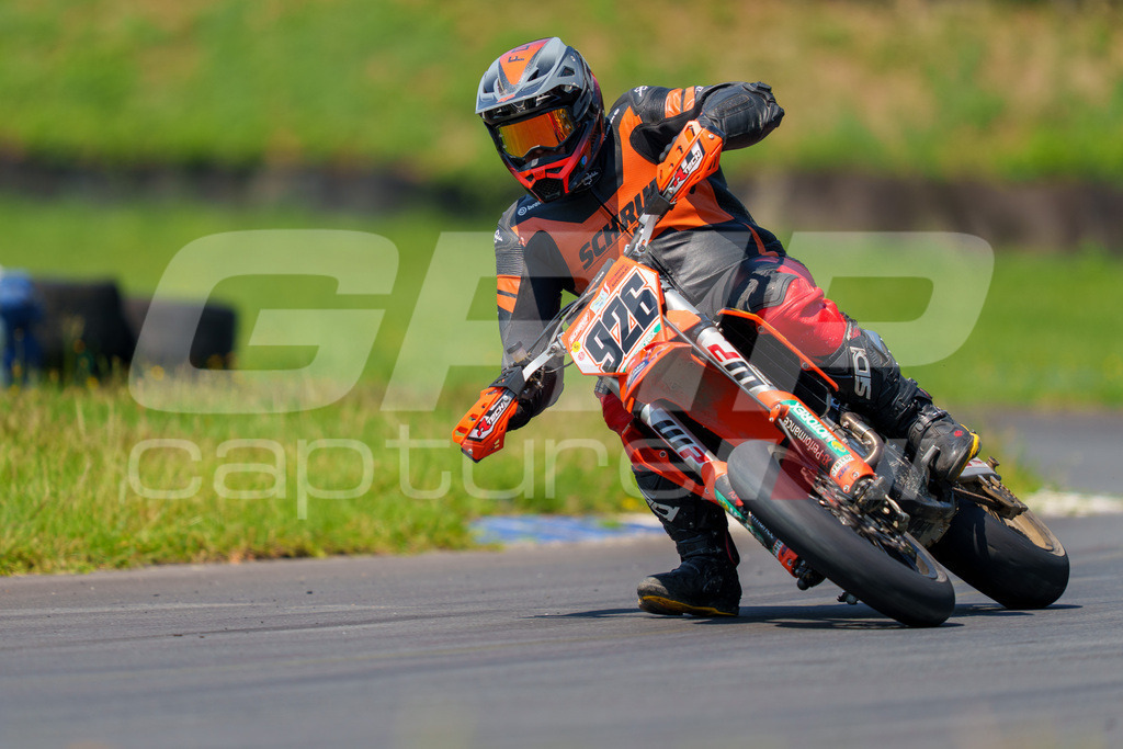 G-Cup + Supermoto Staatsmeisterschaft + Hungarian Supermoto Championship | GRIPcapture steht für authentische Sportfotografie in Österreich – für Momente, die mehr sind als Geschwindigkeit oder Ergebnis. Es geht um Emotion, Spannung, Fokus und den Augenblick, der oft nur einen Wimpernschlag dauert.Ob Motorsport, Teamsport oder 