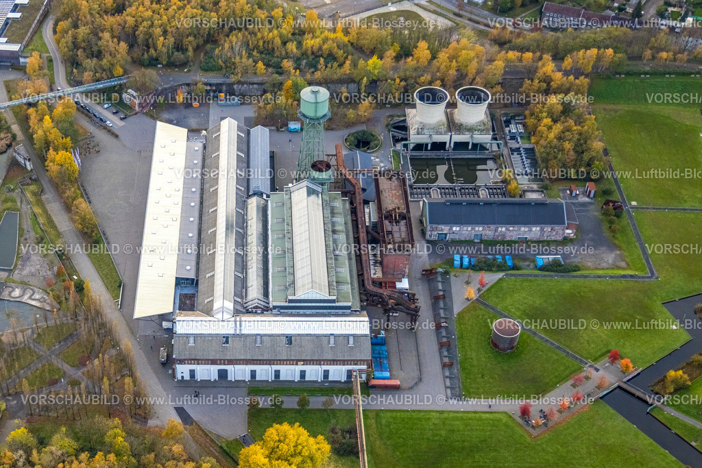Bochum231102615-2 | Luftbild, Industriedenkmal Jahrhunderthalle Veranstaltungshalle Eventlocation mit Wasserturm im Westpark, umgeben von herbstlichen Laubbäumen, Kruppwerke, Bochum, Ruhrgebiet, Nordrhein-Westfalen, Deutschland