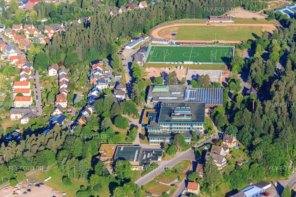 Hallenbad, Realschule, Thomas-Strittmatter-Gymnasium, und Roßbergstadion https://www.st-georgen.de/adresse/Hallenbad-St-Georgen-address2345 https://rsstg.de/ https://tsg-stgeorgen.de/ | Luftbild: Hallenbad, Realschule, Thomas-Strittmatter-Gymnasium, und Roßbergstadion https://www.st-georgen.de/adresse/Hallenbad-St-Georgen-address2345 https://rsstg.de/ https://tsg-stgeorgen.de/ im Ortsteil Saint Georgen im Schwarzwald in St. Georgen im Schwarzwald im Bundesland Baden-Württemberg in Deutschland. Foto: IMG_149192.jpg vom 29.06.2025 durch Werner Riehm/FLY-FOTO.de - Realisiert mit Pictrs.com