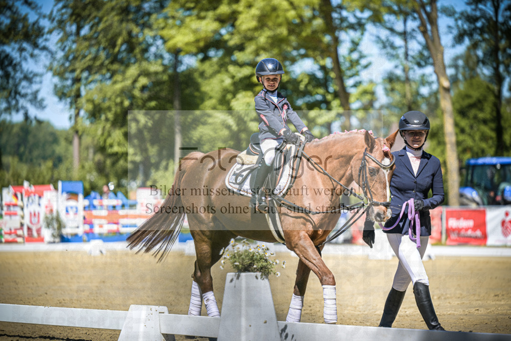 DOS_8679 | Entdecke hochwertige Reitturnierfotos von Foto Oger. Professionell, emotional und authentisch – jetzt Lieblingsmomente im Shop bestellen. - Realisiert mit Pictrs.com