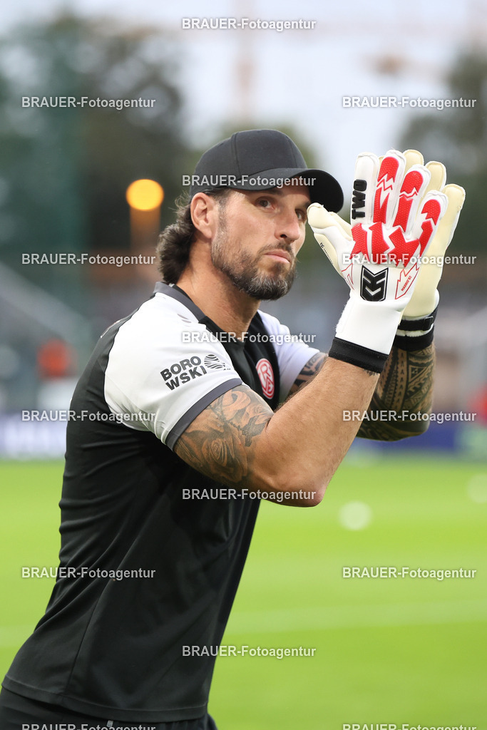 Rot-Weiss Essen - VFL Osnabrück | Essen, Deutschland, 17.09.2025 Manuel Lenz (Rot-Weiss Essen) begrüßt die Fanswährend des 3.Liga Spiels zwischen  Rot-Weiss Essen und VFL Osnabrück am 17.09.2025 im Stadion an der Hafenstraße in Essen. (Foto von Timo Bluhmki-Schmidt/Brauer Fotoagentur