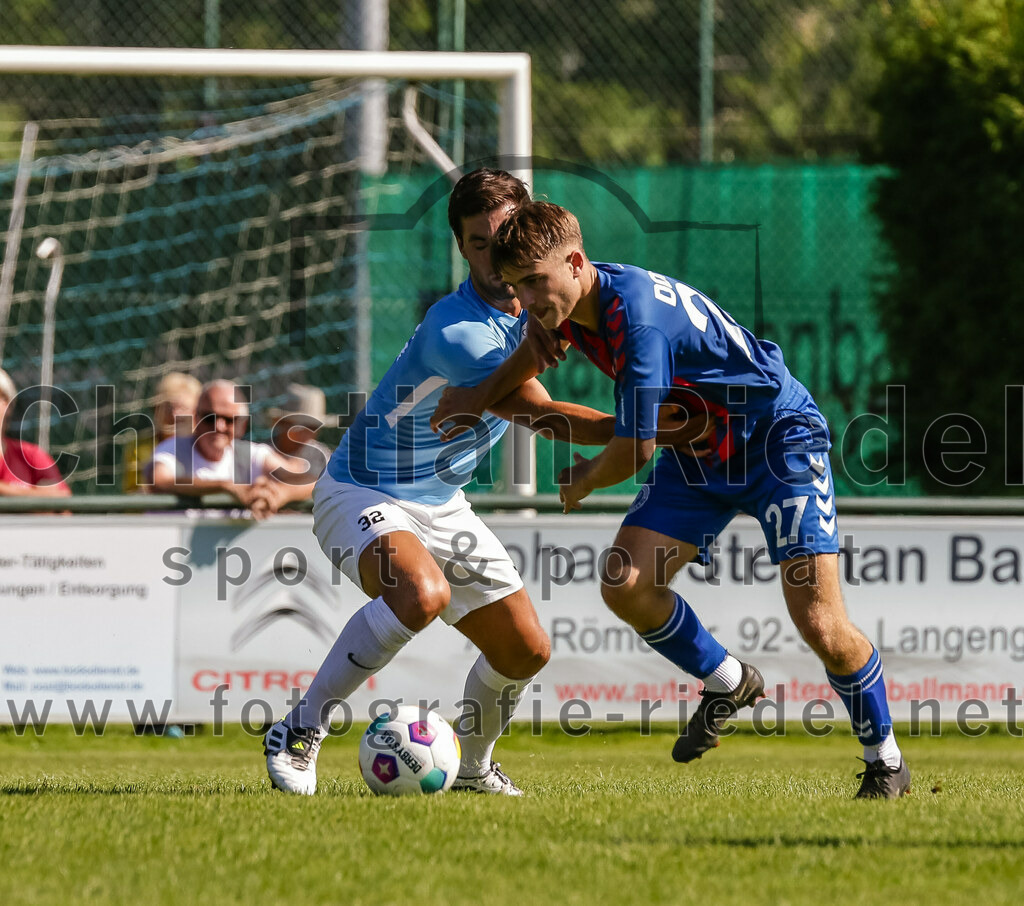 2023-09-16_123_FC_Langengeisling_gegen_TSV_Dorfen | Erding, Deutschland, 16.09.2023:
Fußball, Bezirksliga Oberbayern Ost 2023 / 2024, 9. Spieltag, FC Langengeisling gegen TSV Dorfen, Endergebnis: 3:1

Kilian Stenzel (FC Langengeisling, #32), Bastian Rachl (TSV Dorfen, #27)

Foto: Christian Riedel / fotografie-riedel.net