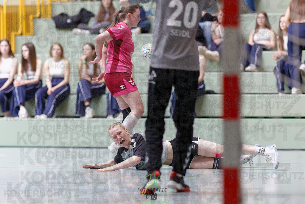 Hessenmeisterschaft wJC - Spiel um Platz 3; TuS Kriftel - SG Schenklengsfeld | Hessenmeisterschaft wJC - Spiel um Platz 3; TuS Kriftel - SG Schenklengsfeld am 22.03.2025 in Biedenkopf (Sporthalle Lahntalschule)Photo © 2025 - Jörg Heinrich - Realisiert mit Pictrs.com