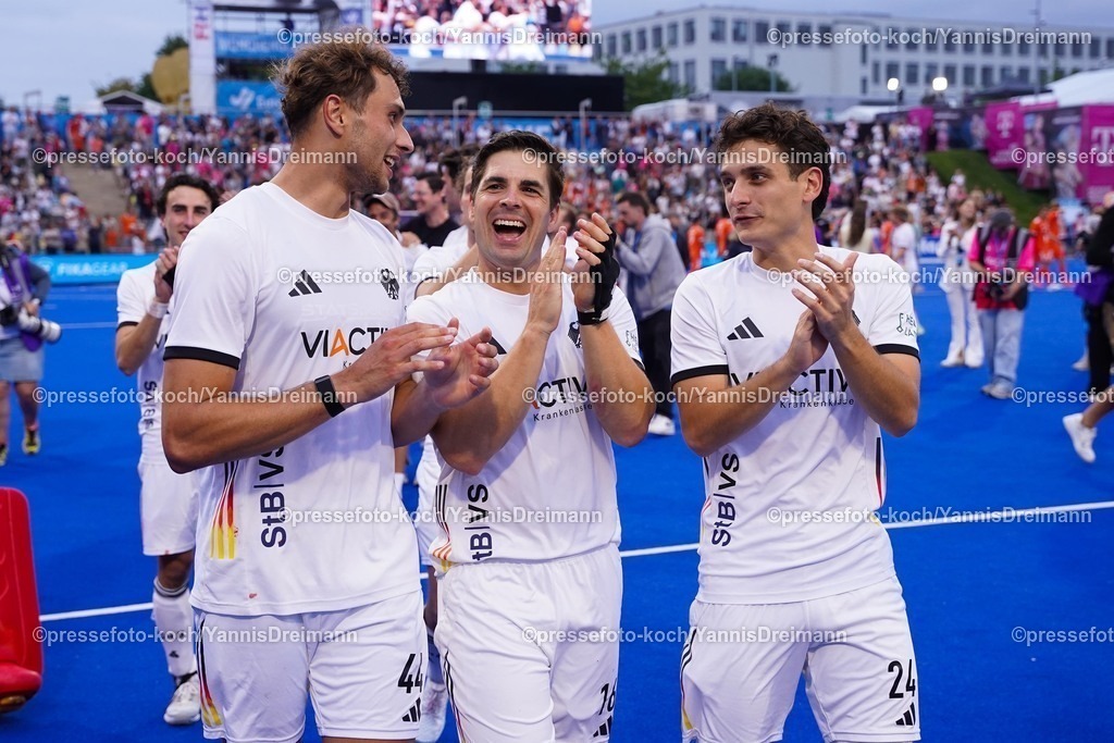 xydrx16082504007 | 16.08.2025, xydrx, Herren EuroHockey Championship 2025, Finale, Niederlande - Deutschland, Sparkassenpark Mönchengladbach: Moritz Ludwig (GER #44) Gonzalo Peillat (GER #16) und Erik Kleinlein (GER #24) jubelnd, freuen sich über den Sieg im Finale