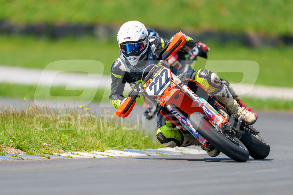 G-Cup + Supermoto Staatsmeisterschaft + Hungarian Supermoto Championship | GRIPcapture steht für authentische Sportfotografie in Österreich – für Momente, die mehr sind als Geschwindigkeit oder Ergebnis. Es geht um Emotion, Spannung, Fokus und den Augenblick, der oft nur einen Wimpernschlag dauert.Ob Motorsport, Teamsport oder 