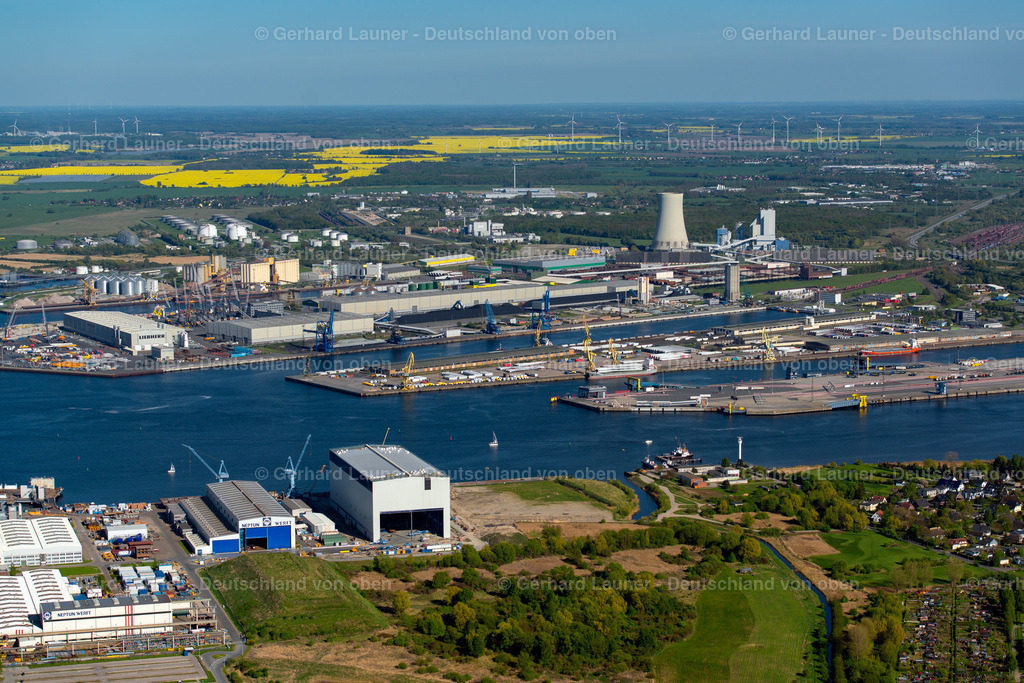 3801334 | ROSTOCK 08.09.2021 Hafenanlagen am Ufer des Hafenbeckens des Seehafen der ROSTOCK PORT GmbH im Ortsteil Peez in Rostock im Bundesland Mecklenburg-Vorpommern, Deutschland. Weiterführende Informationen bei: Euroports Germany GmbH &amp; Co. KG,  Liebherr-International Deutschland GmbH,  ROSTOCK PORT GmbH. // Port facilities on the shores of the harbor of of Seehafen of ROSTOCK PORT GmbH in the district Peez in Rostock in the state Mecklenburg - Western Pomerania, Germany. Further information at: Euroports Germany GmbH &amp; Co. KG,  Liebherr-International Deutschland GmbH,  ROSTOCK PORT GmbH. Foto: Gerhard Launer