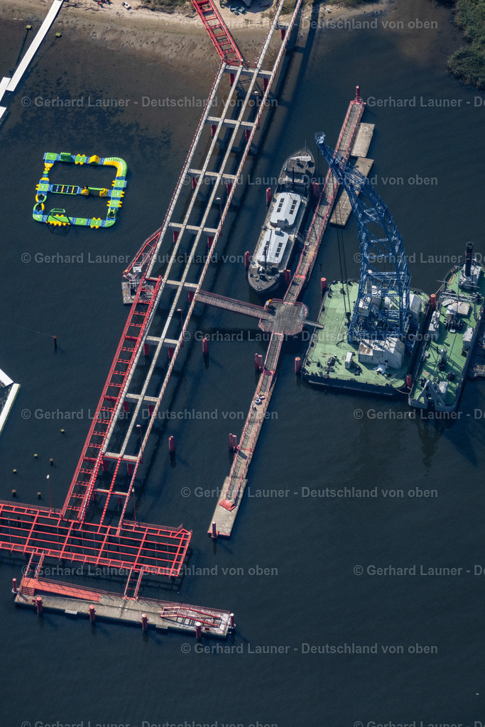 4061923 | ROSTOCK 08.09.2021 Museum- und Ausstellungs- Gebäude- Ensemble des Schifffahrtsmuseum Rostock mit Schwimmkran LANGER HEINRICH und Betonschiff Capella in Rostock an der Ostseeküste im Bundesland Mecklenburg-Vorpommern, Deutschland. Weiterführende Informationen bei: BUGA Rostock 2025 GmbH - Sparte IGA. // Museum building ensemble of Schifffahrtsmuseum Rostock with Schwimmkran LANGER HEINRICH and Betonschiff Capella in Rostock at the baltic coast in the state Mecklenburg - Western Pomerania, Germany. Further information at: BUGA Rostock 2025 GmbH - Sparte IGA. Foto: Gerhard Launer