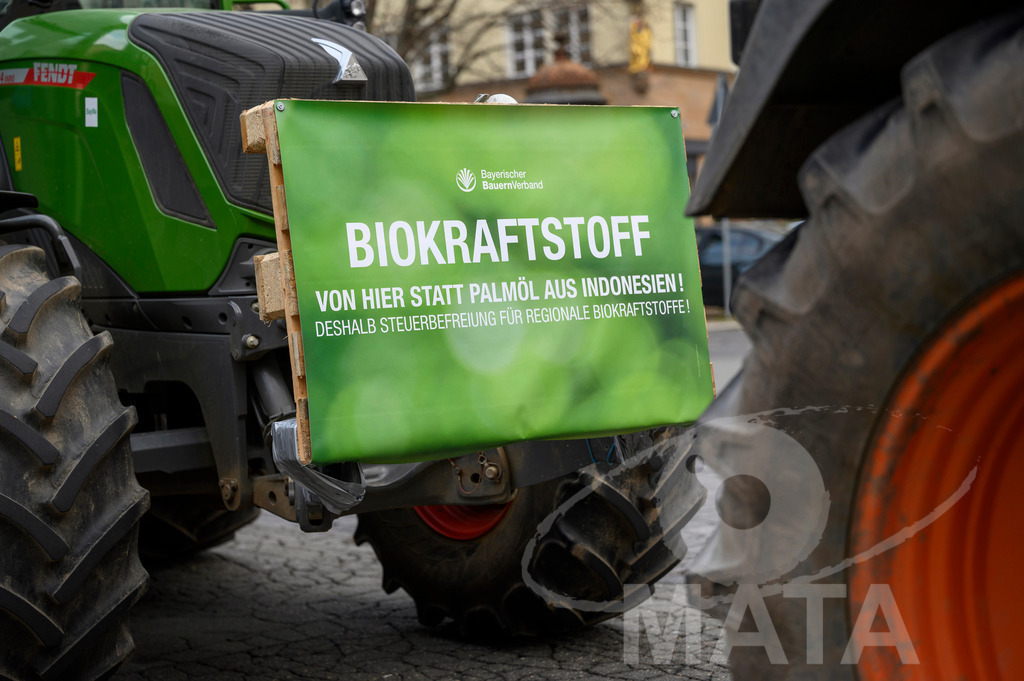 _DWA4309 | Bauerndemo gegen Agrarpolitik der Bundesregierung  auf dem Straße Obstmarkt und Hauptmarkt . Nürnberg, 08.01.2024 - Realisiert mit Pictrs.com