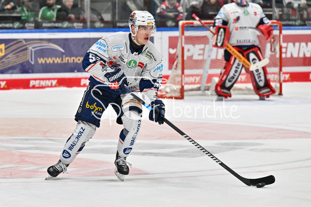 Augsburger Panther - Iserlohn Roosters | am PUck Johannes HUSS (Iserlohn Roosters 55) / Freisteller / Einzelfoto / DEL: Augsburger Panther - Iserlohn Roosters, Curt Frenzel Stadion am 17.11.2024