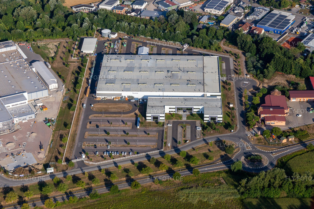 Luftbild: Faurecia Innenraum Systeme GmbH in Hagenbach im Bundesland Rheinland-Pfalz in Deutschland. Foto: IMG_133781.jpg vom 14.08.2022 durch Werner Riehm/FLY-FOTO.deFAURECIA DEUTSCHLAND