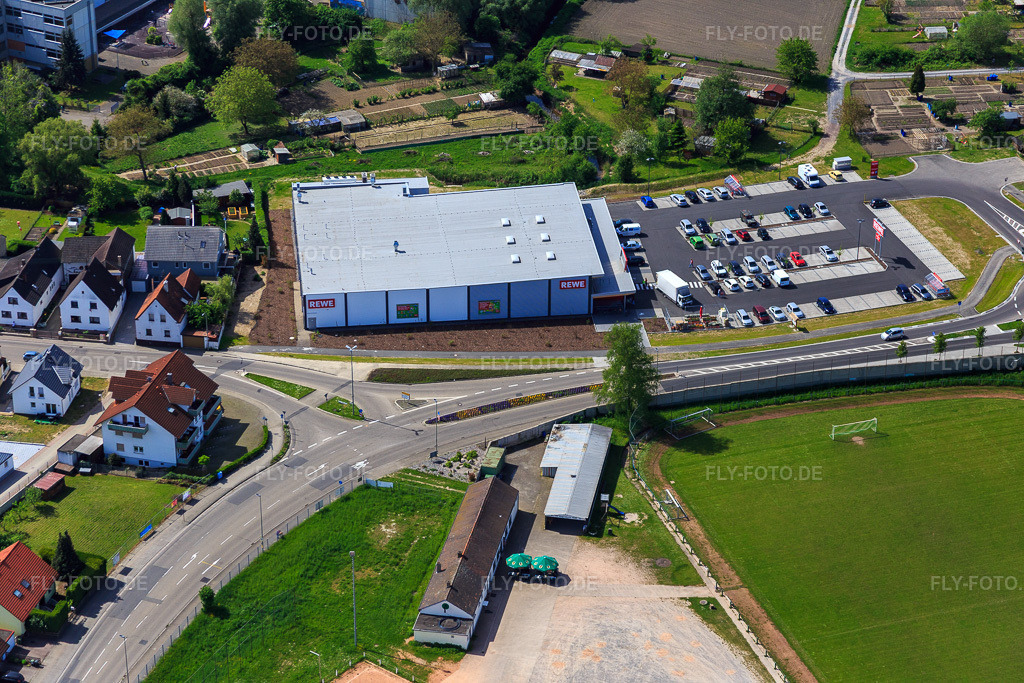 Luftbild: REWE in Hagenbach im Bundesland Rheinland-Pfalz in Deutschland. Foto: IMG_078462.jpg vom 08.05.2015 durch Werner Riehm/FLY-FOTO.deWWW.REWE.DE