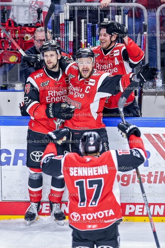 KEC15042601172 | 15.04.2026, Eishockey, DEL Halbfinale Play-Offs, Kölner Haie - Eisbären Berlin, Spiel 4, Lanxess-Arena Köln: Torjubel nach dem Tor zum 4:3 in Overtime durch Torschütze Dominik Bokk (Kölner Haie #78) zusammen mit  Jan Luca Sennhenn (Kölner Haie #17) Moritz Müller (Kölner Haie #91) Juhani Tyrväinen (Kölner Haie #21) 