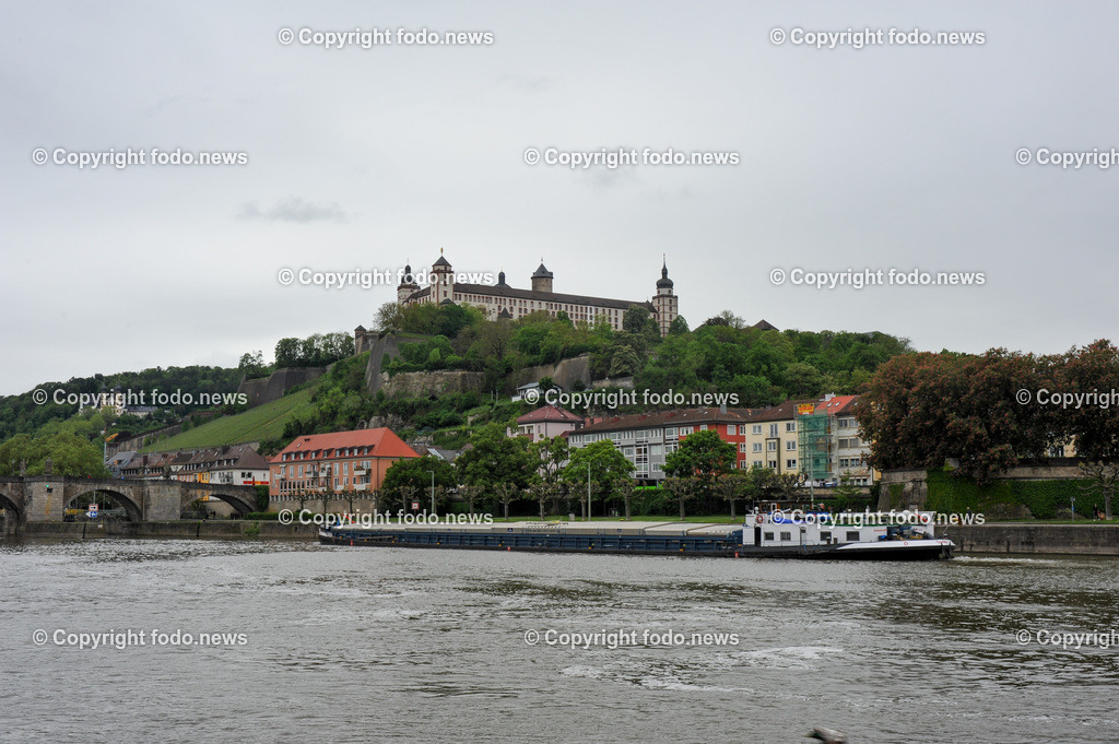 Deutschland_ Bayern_ Wuerzburg_ 12.06.2024-30 | 12.06.2024, Deutschland, GER, Bayern, Wuerzburg im Bild Stadtansichten, Gebauede, Main, Bruecke, Universitaet, Bahnhof, Kaeppele, Marienberg, Festung, Spital, Museum, Sehenswuerdigkeiten, Reise, Feature, Travel, City, Kirche, Church, Dom, kreisfreie Stadt in Bayern, Bezirk Unterfranken