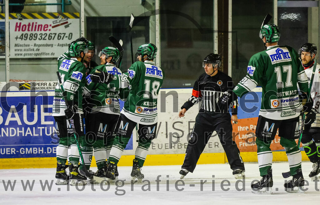 2023-11-12_058_TSV_Erding_gegen_EHC_Koenigsbrunn | Erding, Deutschland, 12.11.2023:
Eishockey, Bayernliga Vorrunde 2023 / 2024, 9. Spieltag, TSV Erding gegen EHC Königsbrunn, Endergebnis: 3:2

Maximilian Forster (Erding Gladiators, #81), Thomas Plihal (Erding Gladiators, #39), Daniel Krzizok (Erding Gladiators, #18), Elia Ostwald (Erding Gladiators, #17)

Foto: Christian Riedel / fotografie-riedel.net