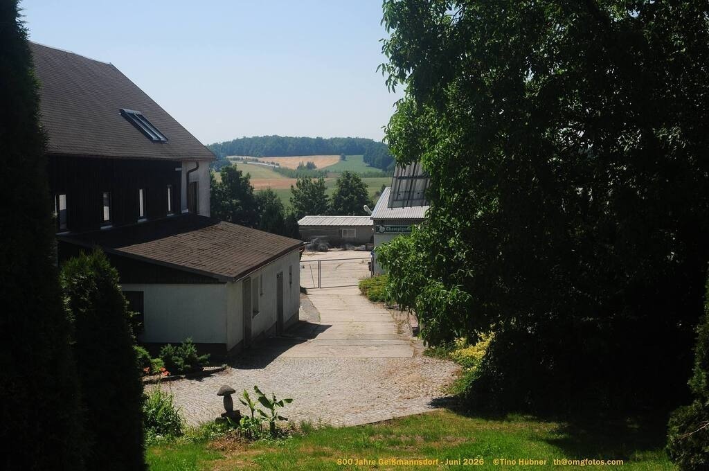 Geißmannsdorf-2026-Ortsbilder-309 | Geißmannsdorf bei Bischofswerda im Sommer 2026. Ein fotografischer Streifzug durch das Dorf Geißmannsdorf, mit Gebäuden, Straßen, Strohpuppen und geschmückten Vorgärten und Grundstücken anlässlich der 800-Jahr-Feier von Geißmannsdorf im Juni 2026 - Realisiert mit Pictrs.com