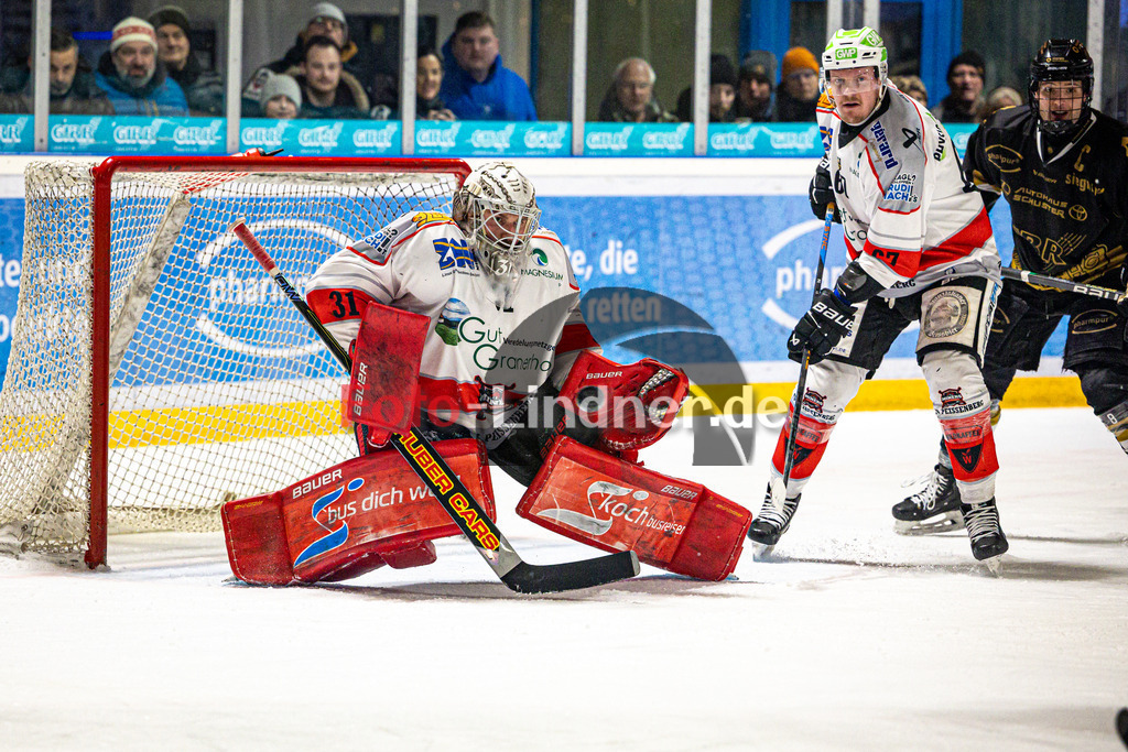 EHC Königsbrunn PINGUINE gegen TSV Peißenberg MINERS | Eishockey Bayernliga Herren Playoffs Viertelfinale 2024/25 - Spiel 5 von 7, EHC Königsbrunn PINGUINE gegen TSV Peißenberg MINERS, 20250218,Schuss auf Tor von Korbinian SERTL (MINERS Goali 31),2025-02-18 in Königsbrunn (Eisstadion Königsbrunn)Korbinian SERTL (MINERS Goali 31), Maximilian MALZATZKI (MINERS 67)Copyright: WolfgangxLindner foto-lindner.de