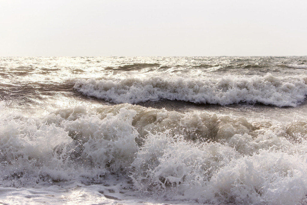 Wandbild: Brandung im warmen Küstenlicht | Holen Sie sich die ursprüngliche Kraft und Frische der Ostsee direkt in Ihr Wohnzimmer. Dieses maritime Wandbild fängt das lebendige Aufschäumen der Wellen in einem faszinierenden Moment voller Energie ein. Die hellen, perlweißen Gischtkronen bilden einen eleganten Kontrast zum tiefen Wasser und bringen Licht und Bewegung an Ihre Wand. Ein kraftvolles und dennoch harmonisches Naturmotiv, das Ihrem Zuhause eine vitale, frische Atmosphäre verleiht – ideal für moderne Räume, die nach einem ausdrucksstarken Blickfang suchen. - Realized with Pictrs.com
