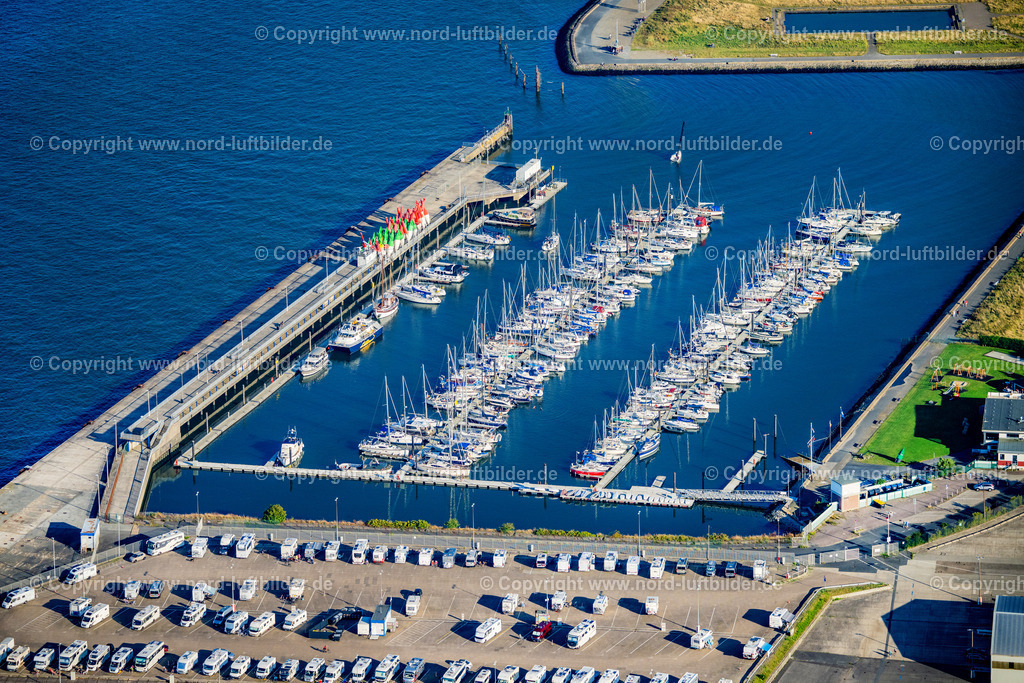 Cuxhaven_Yachthafen_ELS_4416280824 | CUXHAVEN 28.08.2024 Yachthafen mit Sportboot- Anlegestellen und Bootsliegeplätzen am Uferbereich der Reederei Cassen Eils GmbH Bei der Alten Liebe in Cuxhaven im Bundesland Niedersachsen. // Pleasure boat marina with docks and moorings on the shore area of Reederei Cassen Eils GmbH Bei der Alten Liebe in Cuxhaven in the state Lower Saxony. Foto: Martin Elsen