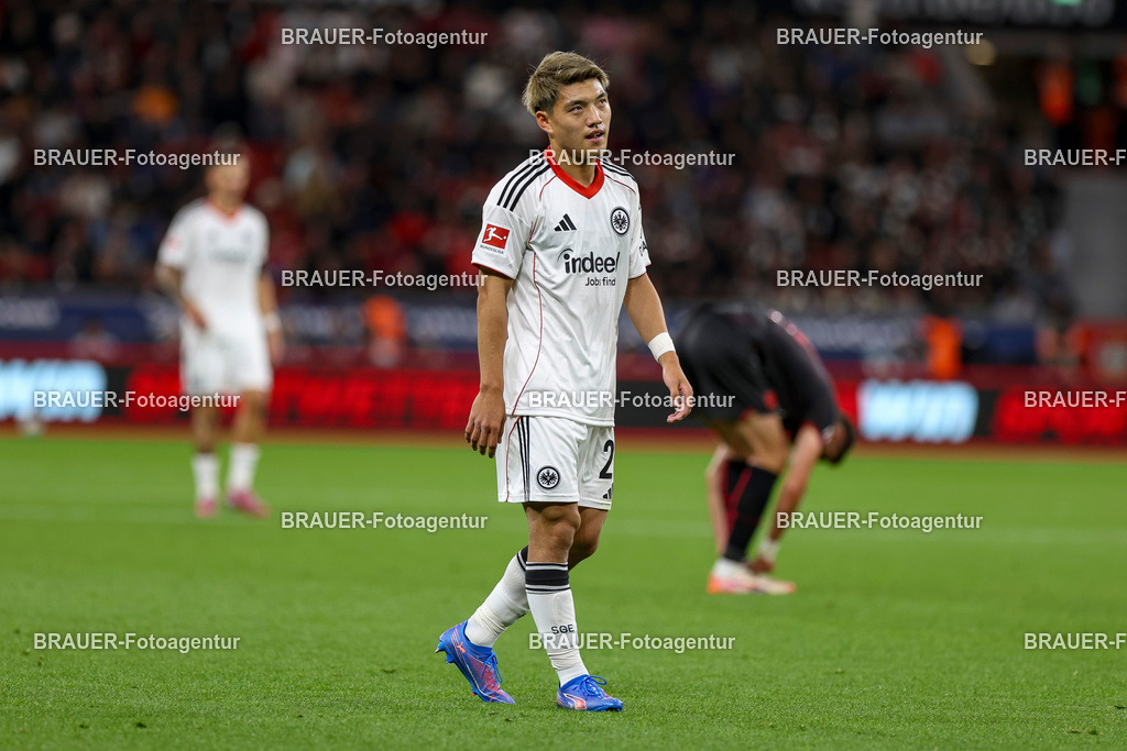 Bayer 04 Leverkusen vs Eintracht Frankfurt - Bundesliga  | Leverkusen, Deutschland, 12.09.25:   Ritsu Doan (Eintracht Frankfurt) schaut waehrend des Spiels der Bundesliga zwischen  Bayer 04 Leverkusen vs Eintracht Frankfurt in der BayArena(Foto von Brauer-Fotoagentur / Adrian Schlueter)