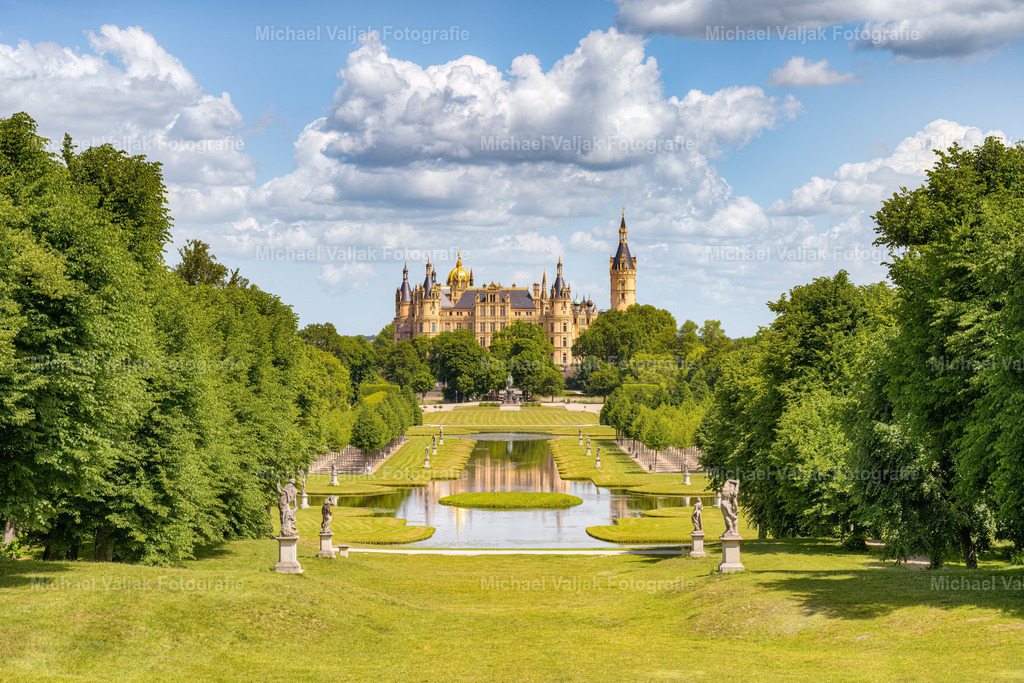 Schweriner Schloss und Schlossgarten | Blick von der Straße aus über den Schlossgarten zum Schweriner Schloss an einem schönen Tag im Sommer. - Realisiert mit Pictrs.com