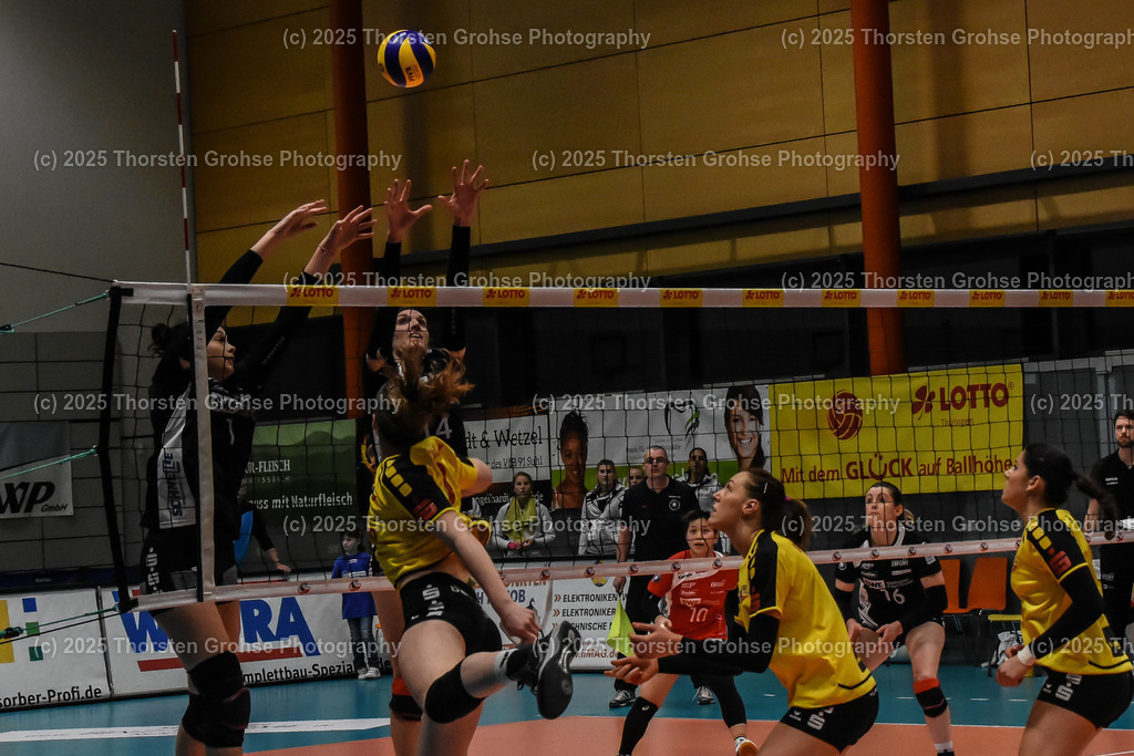 VBL VFB Suhl vs. SCHWARZ-WEISS Erfurt | Bailey Marie Nichol #1 (Schwarz-Weiss Erfurt), Andie Malloy #8 (VFB Suhl), Paula Reinisch #4 (Schwarz-Weiss Erfurt); VBL VFB Suhl vs. SCHWARZ-WEISS Erfurt, Volleyball-Bundesliga Frauen am 17.02.2018 in der Multihalle in Meiningen, (Deutschland) - Realisiert mit Pictrs.com