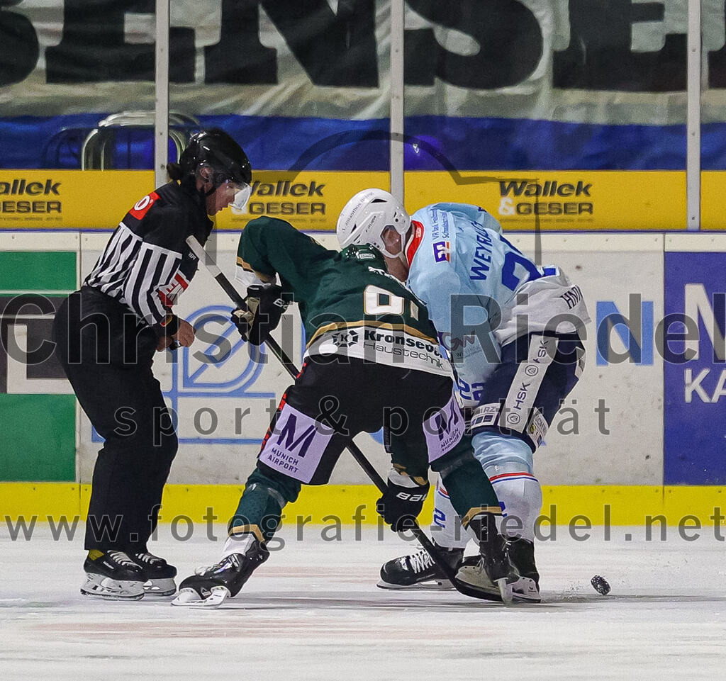 2025-12-23_045_TSV_Erding_gegen_Heilbronner_Falken | Erding, Deutschland, 23.12.2025:Eishockey, Oberliga Süd 2025 / 2026, 29. Spieltag, TSV Erding gegen Heilbronner Falken, Endergebnis: 5:4Maximilian Forster (Erding Gladiators, #81), Thore Weyrauch (Heilbronner Falken, #22)Foto: Christian Riedel / fotografie-riedel.net