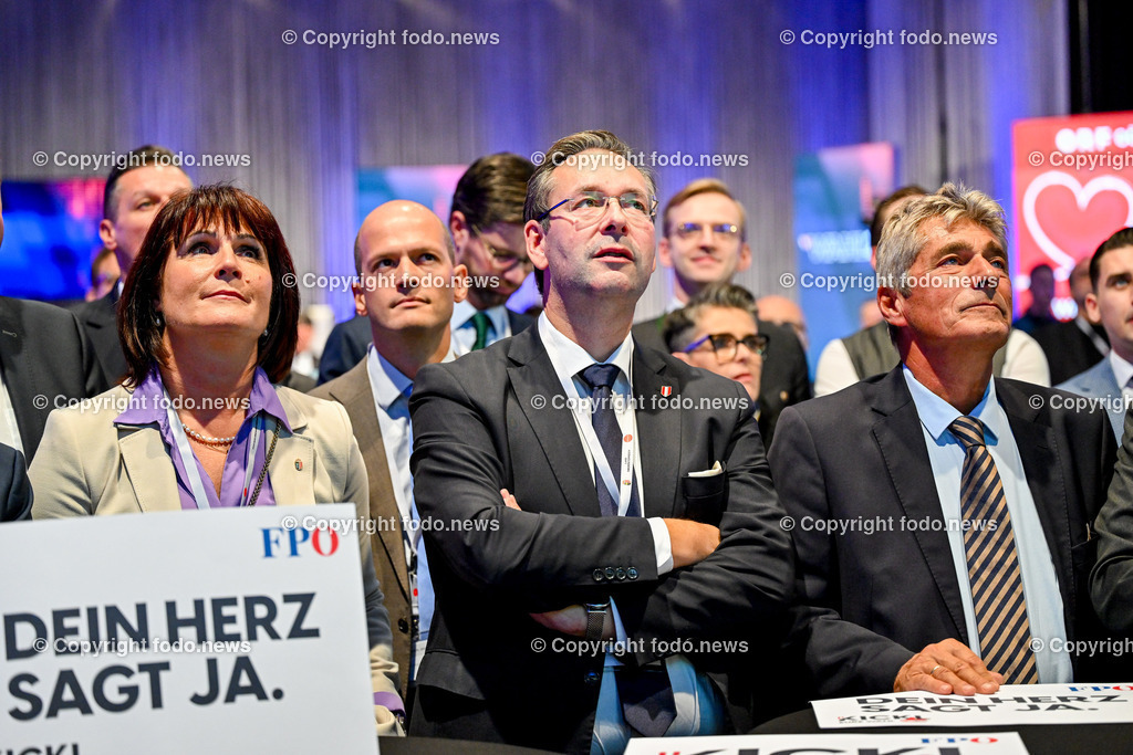 Pressewahldienst Linz zur Nationalratswahl 2024_ 29.09.2024-13 | 29.09.2024, Ursulinenhof Linz AUT, Nationalratswahl 2024, Pressewahldienst im Bild Sabine Binder (2.Landtagspraesidentin, FP), Hermann Brueckl (FP, NAbg), Herwig Mahr (FP, Klubobmann)