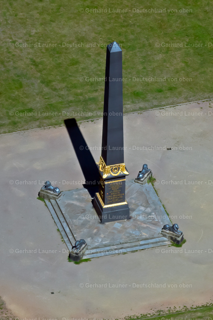 4036279 | BRAUNSCHWEIG 31.07.2020 Obelisk in der Parkanlage Löwenwall auf dem Löwenwall in Braunschweig im Bundesland Niedersachsen, Deutschland. // Obelisk in the park on Loewenwall in Brunswick in the state Lower Saxony, Germany. Foto: Gerhard Launer