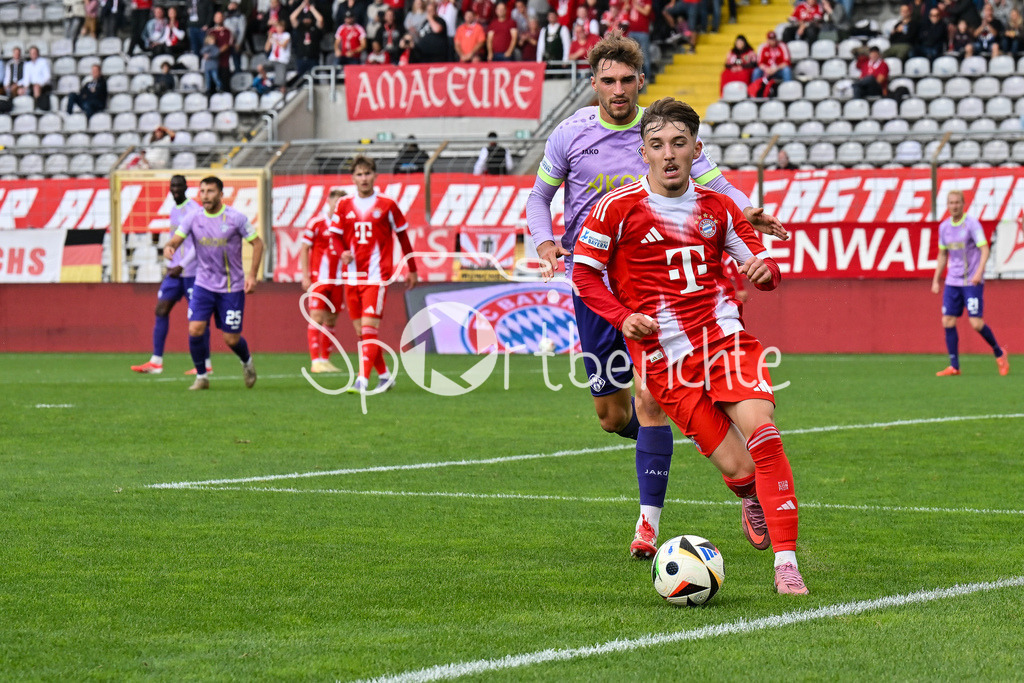 FC Bayern Amateure - FC Würzburger Kickers | im Duell Lennart KARL (FC Bayern München II #7) und Marius UHL (Würzburger Kickers 19) / Zweikampf / Regionalliga Bayern: FC Bayern Amateure - FC Würzburger Kickers; Grünwalder Stadion am 27.09.2025