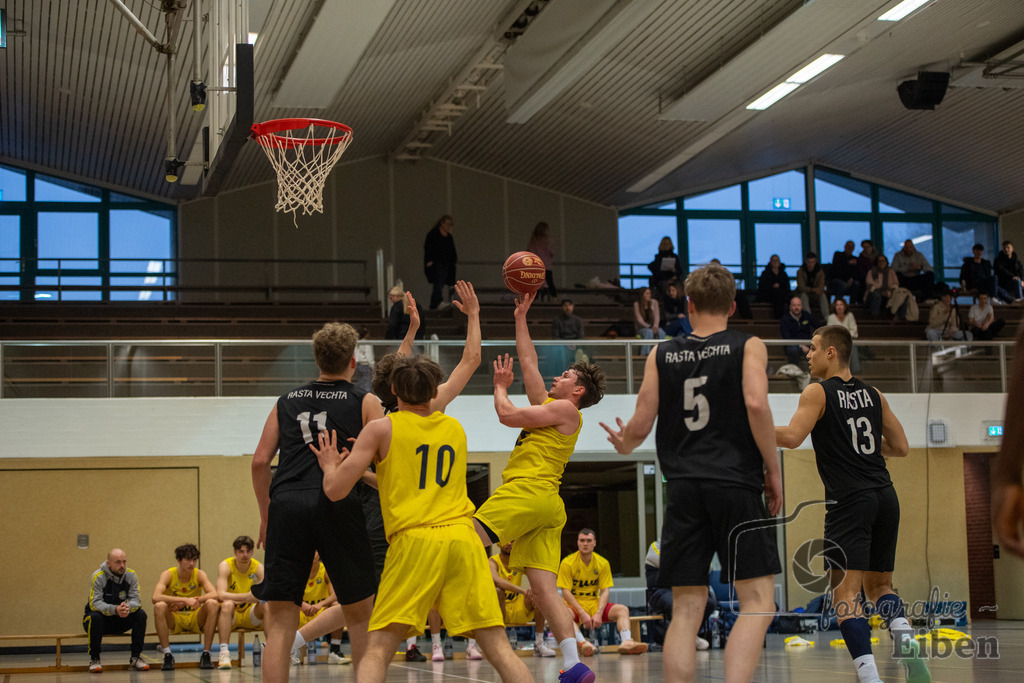 Baskets Juniors/TSG Westerstede-Rasta Vechta 3 | 1. Basketball-Regionalliga; Baskets Juniors/TSG Westerstede (gelb) - Rasta Vechta 3 (schwarz) am 18.01.2025 in Westerstede (Hössensporthalle), Photo: Philip Eiben 2025 - Realisiert mit Pictrs.com