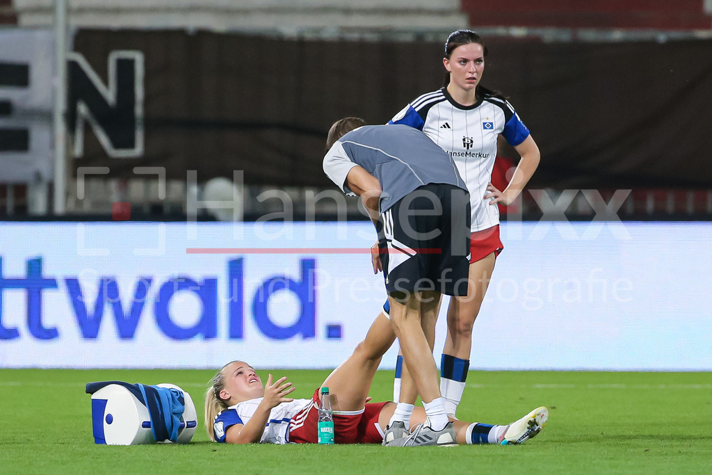 Fussball, DFB-Pokal Frauen, FC St. Pauli - Hamburger SV | v.li.: Amelie Woelki (Hamburger SV, 27) wird verletzt behandelt, Verletzung, Schmerzen, schmerzverzerrtes Gesicht, DIE DFB-RICHTLINIEN UNTERSAGEN JEGLICHE NUTZUNG VON FOTOS ALS SEQUENZBILDER UND/ODER VIDEOÄHNLICHE FOTOSTRECKEN. DFB REGULATIONS PROHIBIT ANY USE OF PHOTOGRAPHS AS IMAGE SEQUENCES AND/OR QUASI-VIDEO.