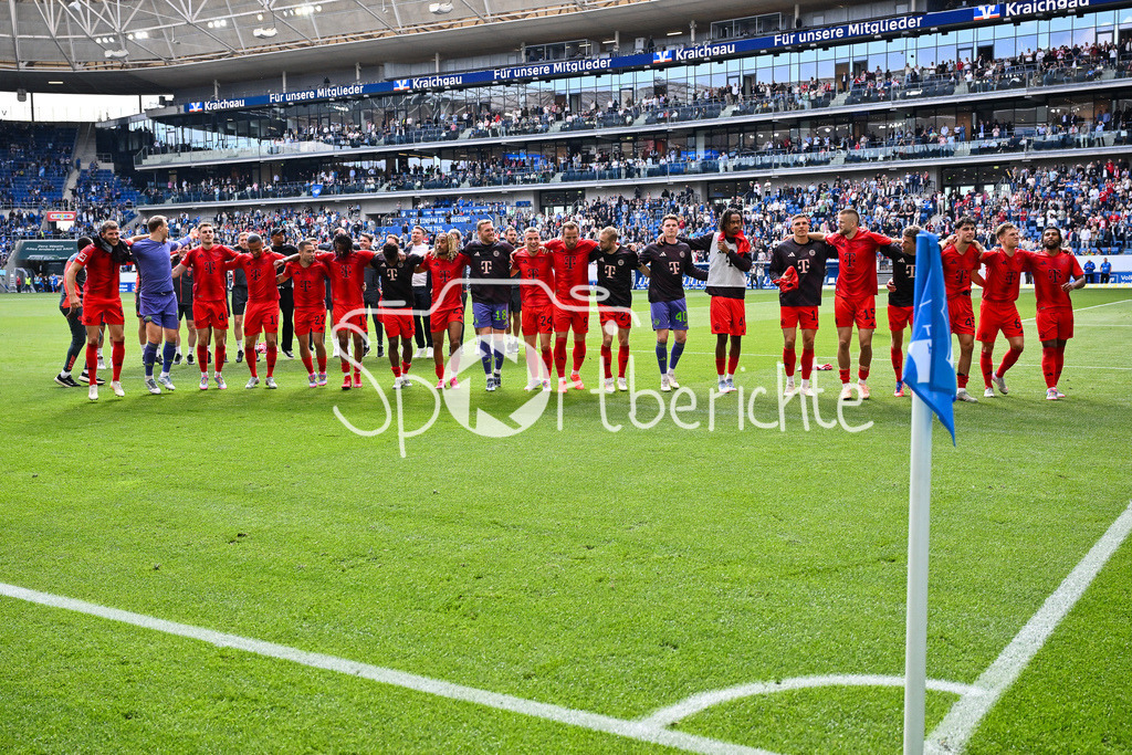 TSG 1899 Hoffenheim - FC Bayern München | die Mannschaft des FC Bayern feiert zusammen mit den mitgereisten Fans den Sieg in Hoffeneheim / Bundesliga: TSG 1899 Hoffenheim - FC Bayern Muenchen, PreZero-Arena am 17.05.2025 / DFL REGULATIONS PROHIBIT ANY USE OF PHOTOGRAPHS AS IMAGE SEQUENCES AND/OR QUASI-VIDEO
