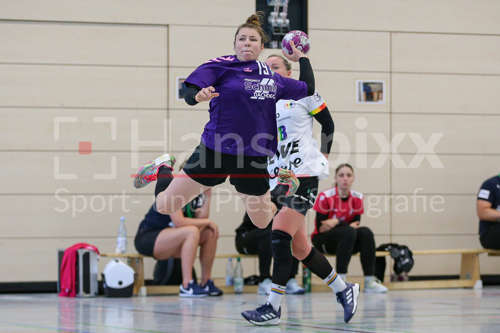 Handball, Testspiel Frauen, VfL Oldenburg - SV Werder Bremen | v.li.: Elaine Rode (SV Werder Bremen, 19) beim Wurf, am Ball, Spielszene, Aktion, Action