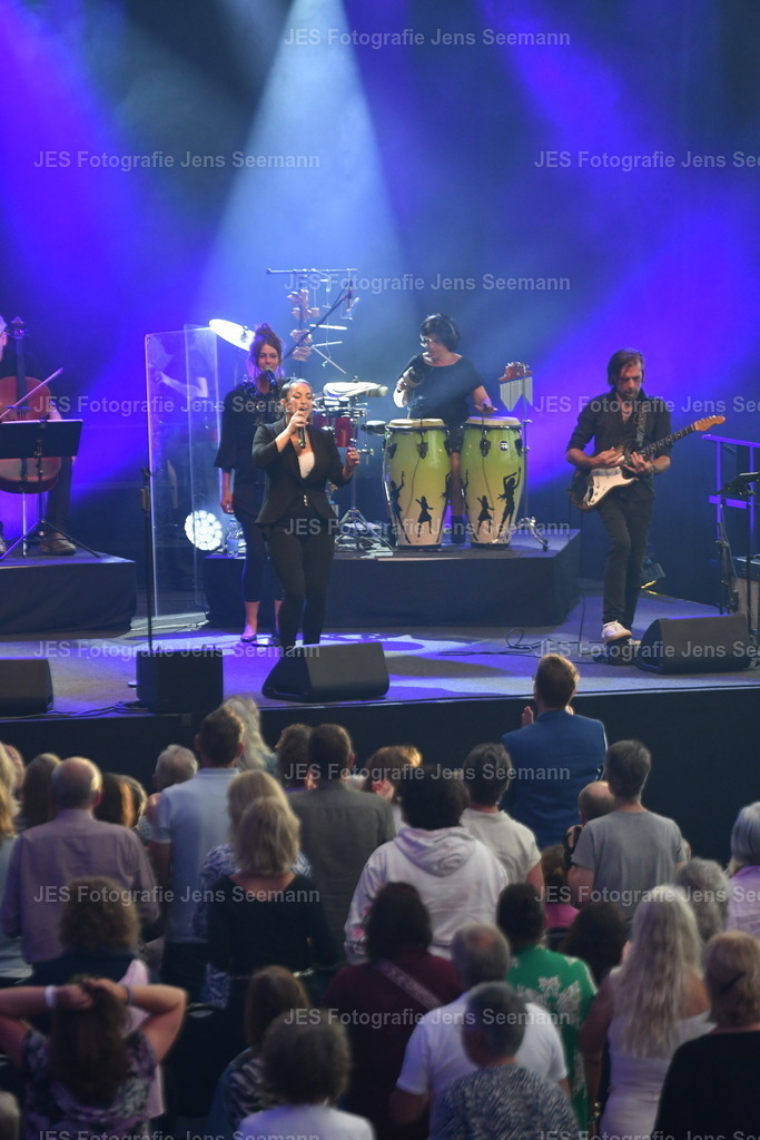 2026_Deborah Lee und the news_One Moment time Whitney Houston__0657 | Fotograf Jens Seemann - Realisiert mit Pictrs.com