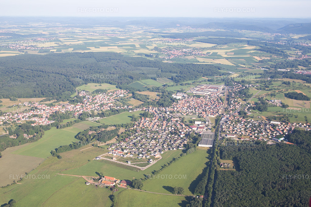 Aerial view: View of the town in Eschbach in the state Bas-Rhin, France. – Photo: IMG_082954.jpg taken on 06/26/2015 by Werner Riehm/FLY-FOTO.com – Resolution of the original: 4915 x 3276 px