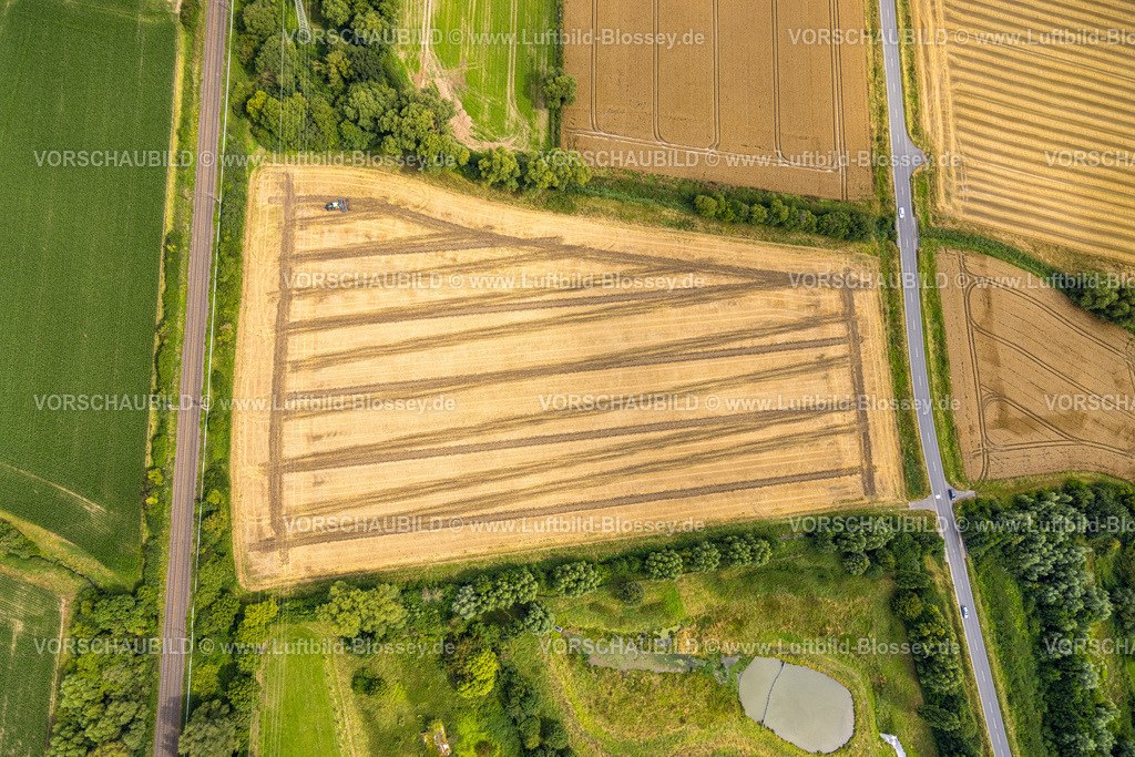 Werl240711671 | Luftbild, Spuren in der Landschaft, landwirtschaftliche Feldarbeit mit Traktor, Straße Im Felde, Formen und Farben, Ostbüderich, Werl, Soester Börde, Nordrhein-Westfalen, Deutschland