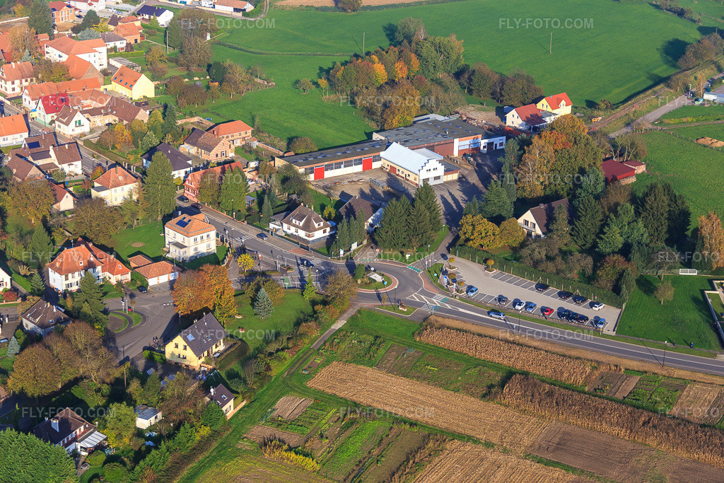 Aerial view: Limeca and Aire de covoiturage - Hatten - Cimetière in Hatten in the state Bas-Rhin, France. – Photo: IMG_075630.jpg taken on 11/01/2014 by Werner Riehm/FLY-FOTO.com – Resolution of the original: 5472 x 3648 px – LINTZ DIDIER – Jeu de données - Aires de covoiturage en Francedata.gouv.fr