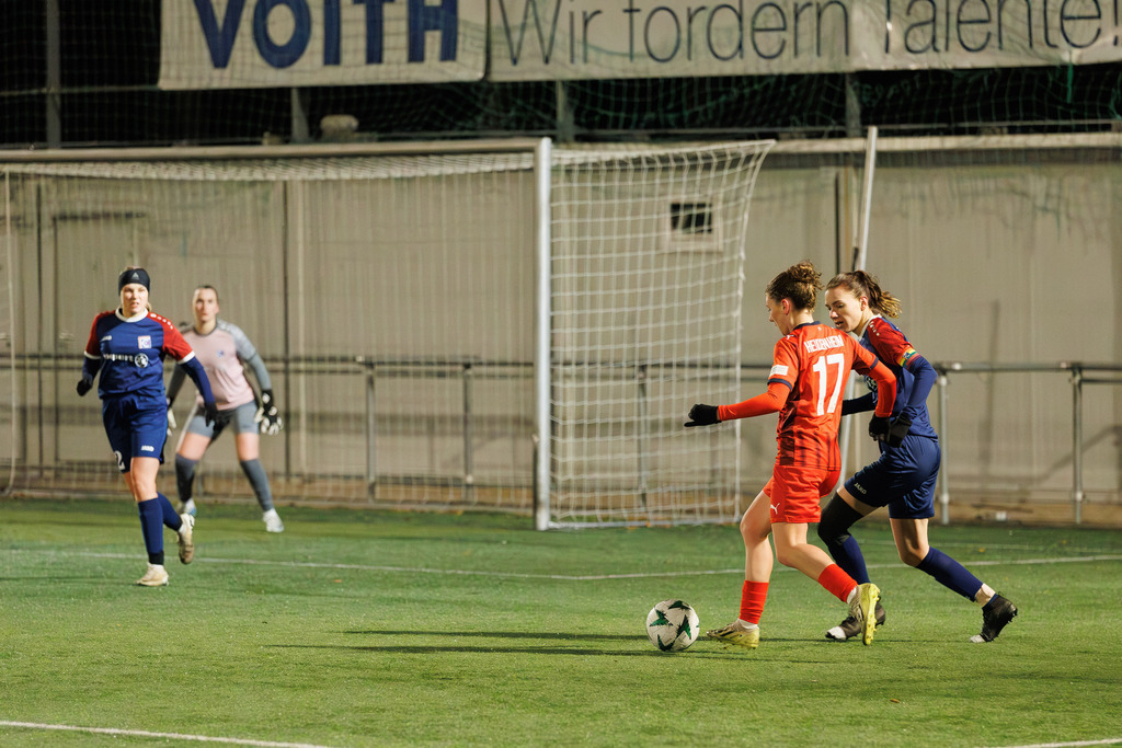 FCHFCE_251121_3120 | 1.FC Heidenheim 1846 II vs. FC Ellwangen II, Fußball, Frauen, Bezirksliga, 2025/2026, 10. Spieltag, 22.11.2025 in Heidenheim, Kunstrasen b. Voith-Arena West, Flutlichtspiel(Foto: Michael Bulling) - Realisiert mit Pictrs.com