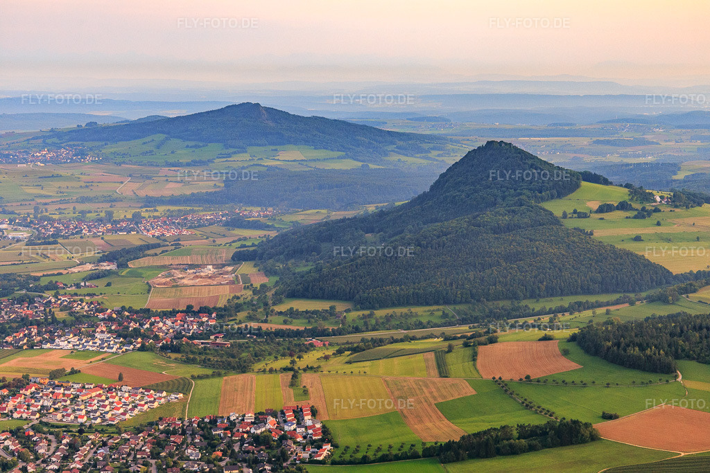 Luftbild: Blick zu den Hegauvulkanen aus Nordosten in Engen im Bundesland Baden-Württemberg in Deutschland. Foto: IMG_102812.jpg vom 25.08.2017 durch Werner Riehm/FLY-FOTO.de