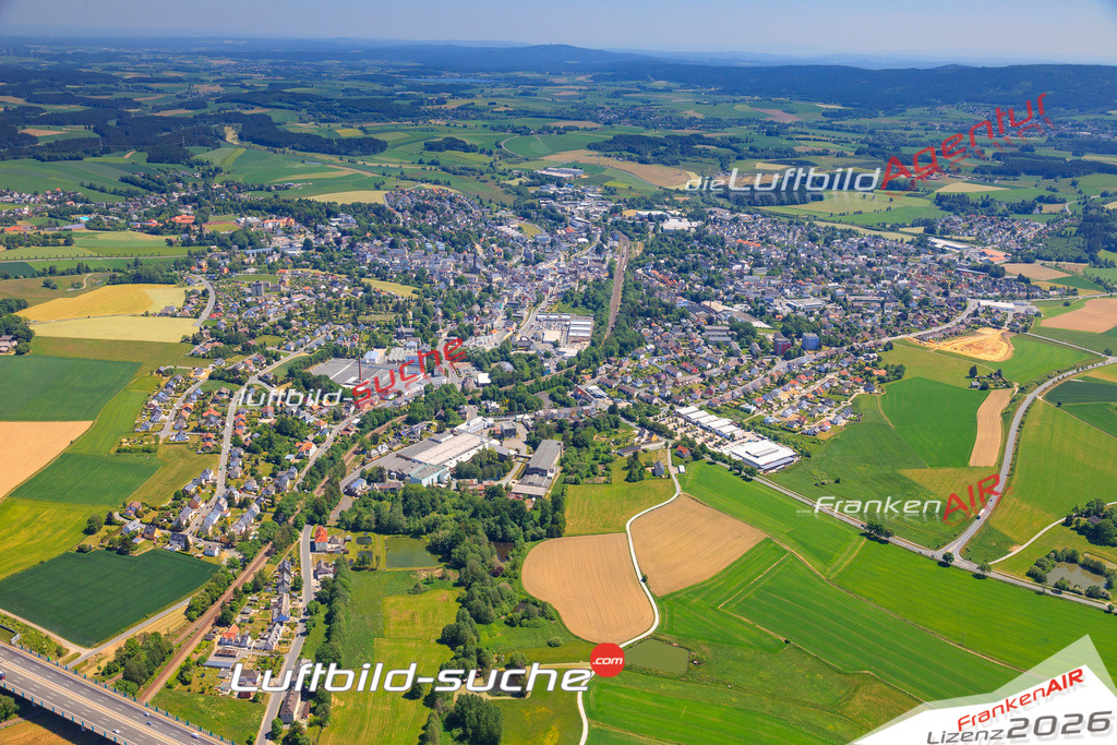 Die Luftaufnahme der Stadt Münchberg wurde vom UL-Flugzeug heraus erstellt ( keine Drohne )- hohe Auflösung für beste Qualität