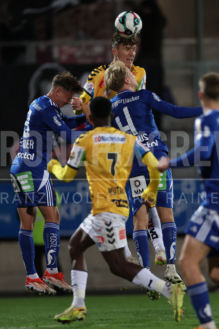 TSV Egger Glas Hartberg vs SV Oberbank Ried – Austrian Bundesliga Match | The image shows Nikki Havenaar (Ried) by a header, at the Bundesliga match TSV Hartberg vs SV Ried at Profertil Arena Hartberg. 22.11.2025
