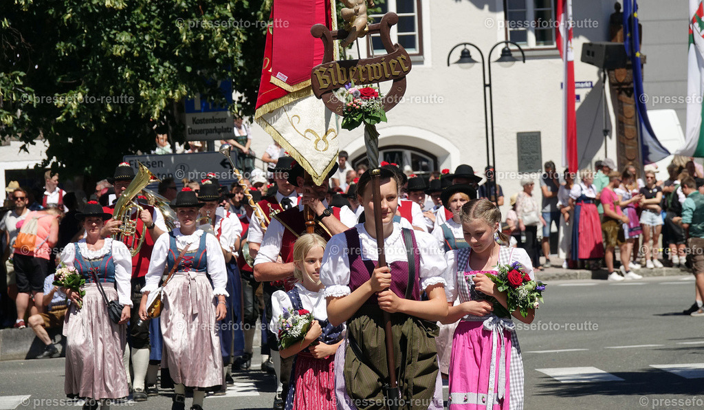 news-2022-Juli17-Musikumzug-Reutte-DSD03353-Biberwier | Info aus dem Bezirk Reutte/Ausserfern Tirol sowie eine umfangreiche Bilddatenbank über die gesamte Region: Lechtal, Talkessel Reutte, Tannheimertal, Zwischentoren. Lech, Plansee, Zugspitze, Grenztunnel, B179, Fernpassstraße, Verkehr, Lawinen, Tradition, - Realisiert mit Pictrs.com